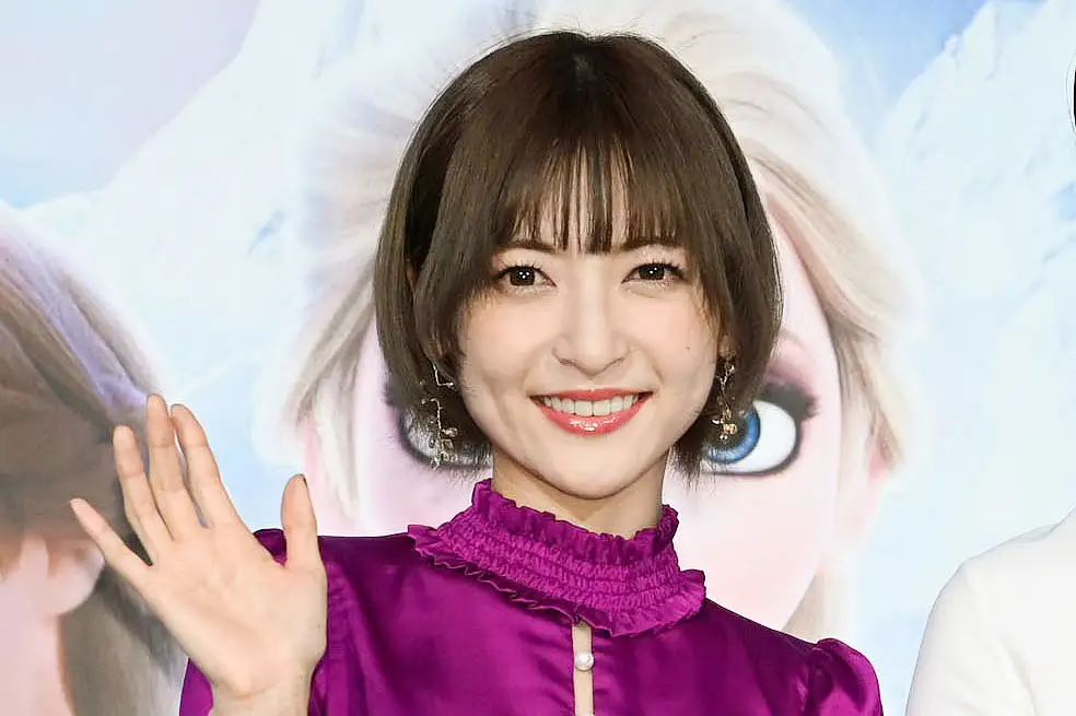 神田沙也加:フィッシュテールスカートで美脚すらり パープルブラウスで“アナ風”に - 毎日キレイ
