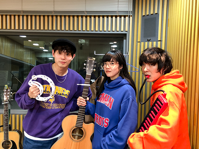 3人の“仲良し感”に反響！ 菅田将暉・石崎ひゅーい・あいみょんがコラボ生ライブ披露