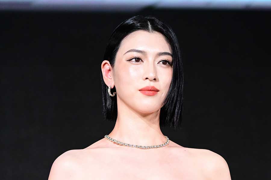 スタイルレベチ」「まじで美人だな」 三吉彩花の"へそ出し"始球式にファンくぎ付け | ENCOUNT