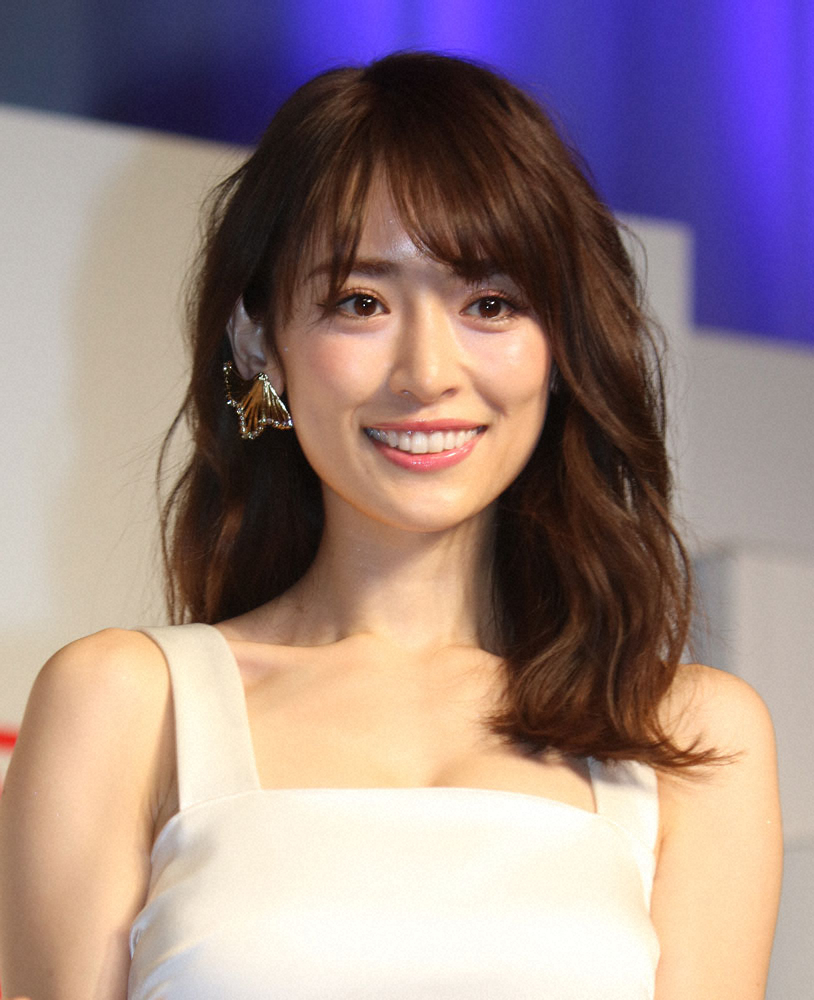 泉里香、大胆な美背中＆180度開脚ポーズにファン歓喜「身体軟らか」「スタイル抜群」
