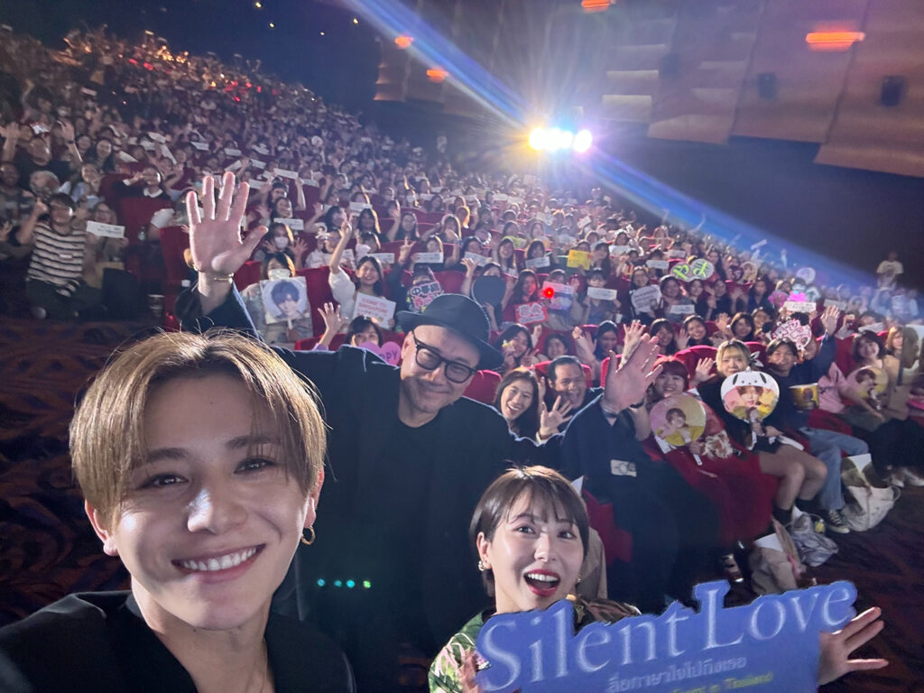レポート】山田涼介＆浜辺美波、タイでの舞台挨拶に現地ファン熱狂！「楽しい時間を過ごせました」