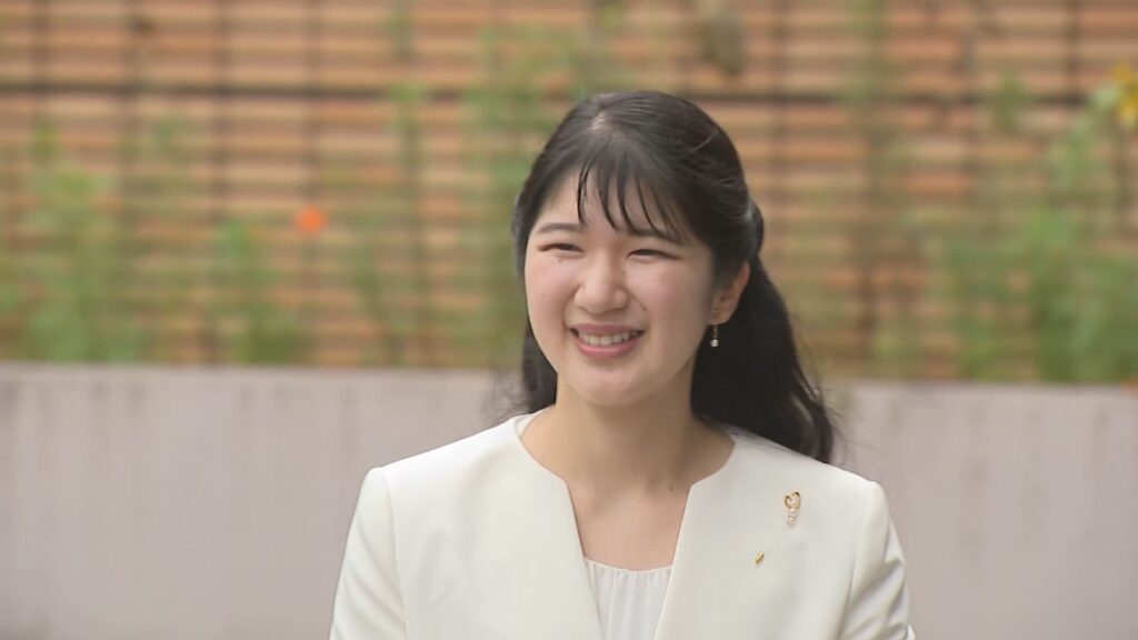 愛子さま 「白の装い」で中越地震の被災地を訪問 泳ぐ宝石“ニシキゴイ”にエサを与えられる場面も 