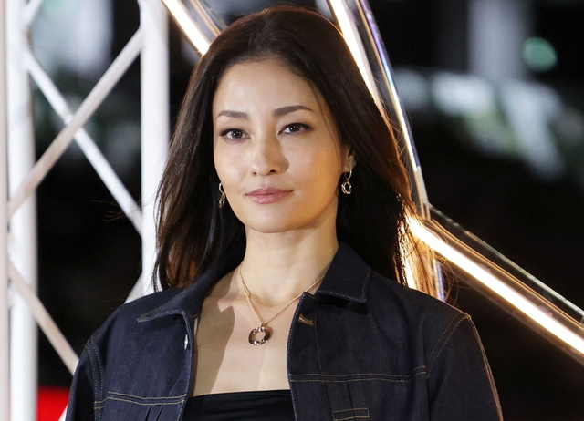 振り返ったらスゴかった!黒木メイサ 街中歩く動画の背中が大きく三角開放…なのに上品綺麗見え