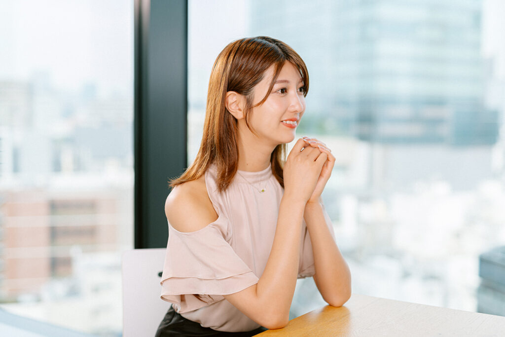 NMB48卒業後、就活でキー局全落ちも「ABEMAアナ」で人気の瀧山あかねとは。