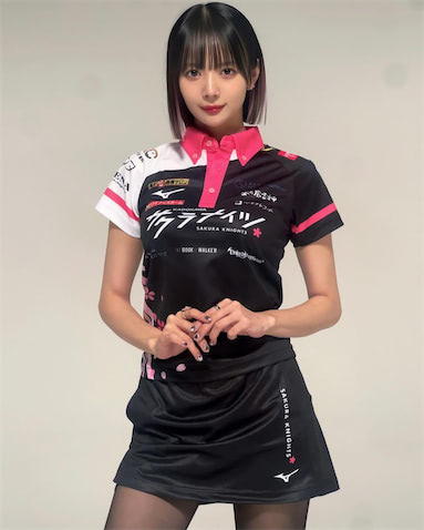 プロ雀士&モデルの"役満ボディ"岡田紗佳、 新ユニフォーム公開に「ナイスプロポーション」 |