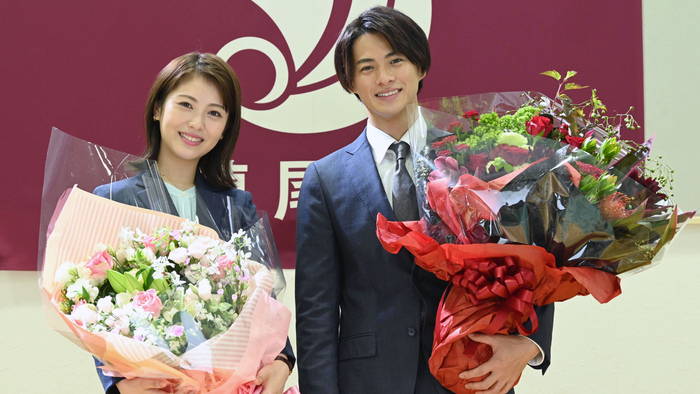 平野紫耀＆浜辺美波がコメント『生徒が人生をやり直せる学校』笑顔でクランクアップ！