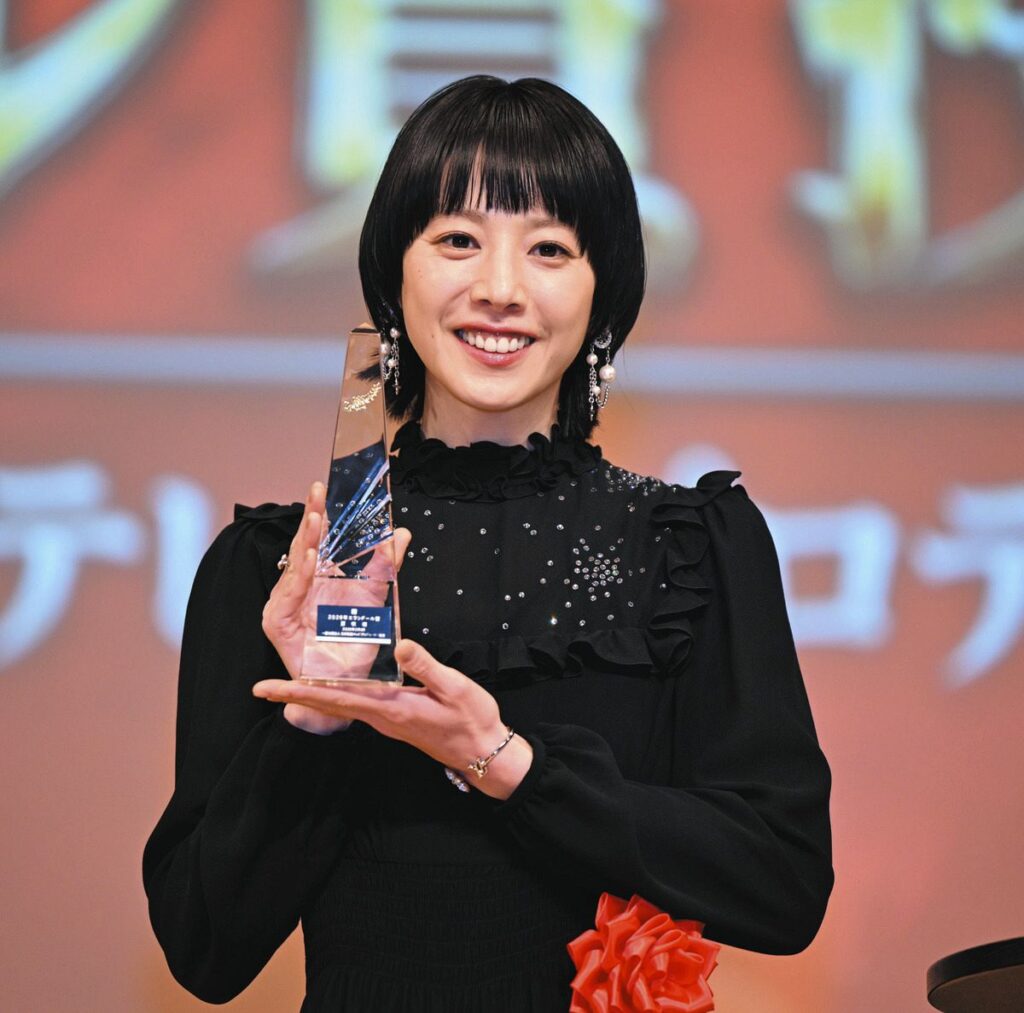 夏帆、エランドール賞受賞 「今日は何ていい日！」と笑顔 お祝いゲストの竹内涼真