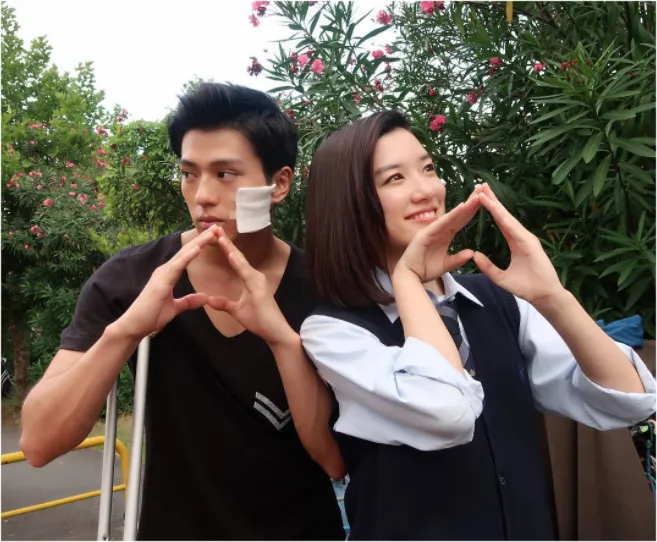 新田真剣佑＆永野芽郁、“ピーチポーズ”にファン歓喜＜僕たちがやりました＞ - モデルプレス