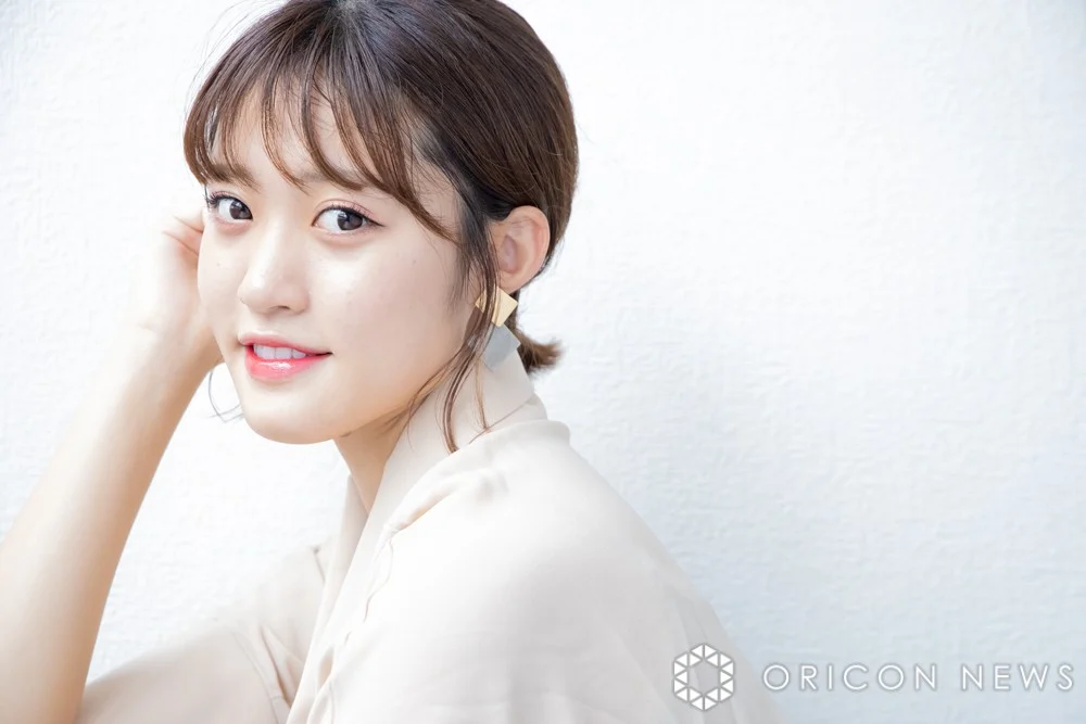 王林、スラリと伸びる美脚＆衣装披露に「目を奪われる」「全部素敵」「露出度が高い」 | オリコンニュース