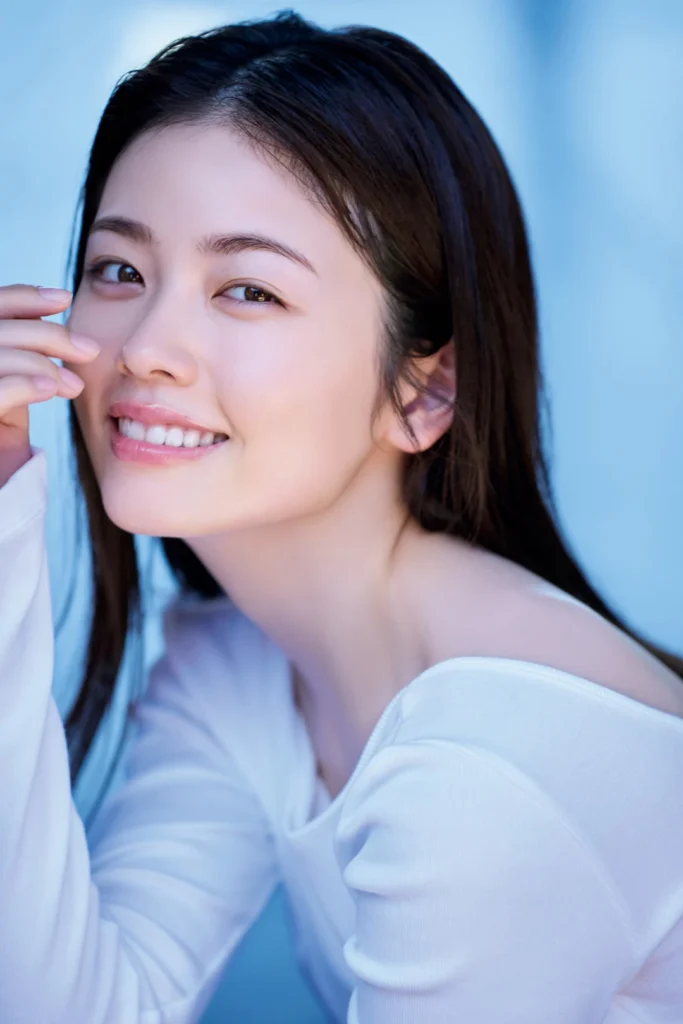 小芝風花、2年ぶり『週刊FLASH』表紙&巻頭グラビア まぶしい笑顔と大人の表情披露 |