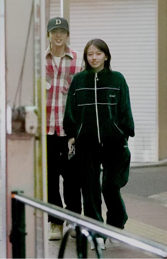 引用元：FRIDAY　本誌未掲載カット　山本舞香♡伊藤健太郎「離れられない二人」が笑顔で″半同棲″ 堂々と″恋人繋ぎ″でデート!!https://friday.kodansha.co.jp/article/354996/photo/f10e03b0