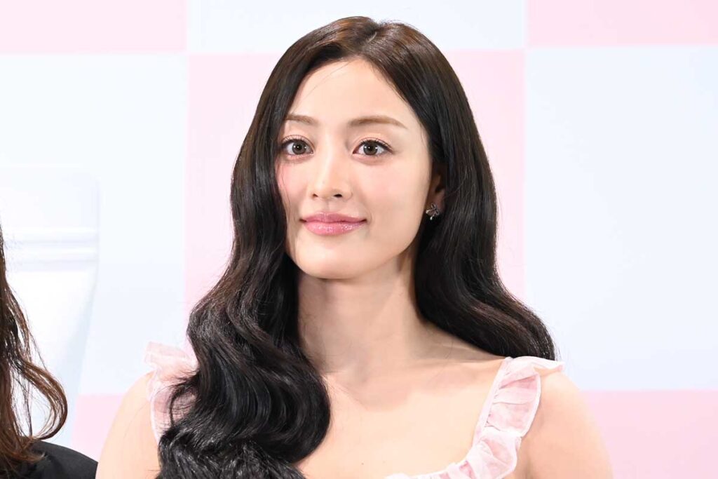 TWICE・ジヒョ、メイクのコツは「自信を持って」 目元のポイントも明かす「普段は自然な感じに」