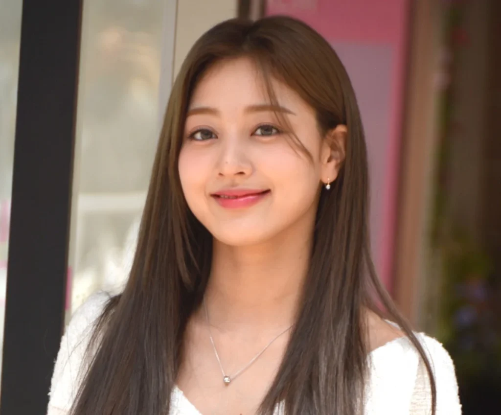 TWICEジヒョ、渋谷に降臨 キュートな笑顔＆圧倒的なスタイルでファン魅了「かわいい」「サランヘ！