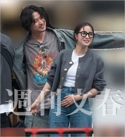 山崎賢人＆広瀬すずのデート姿、最新2ショット写真を週刊文春公開。