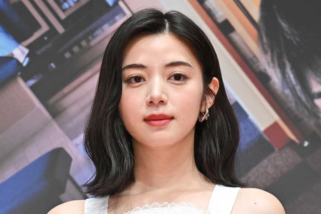 170cm女優に「やはり本物は違う」 シースルーから美脚チラリ…ネット魅了＆共演俳優