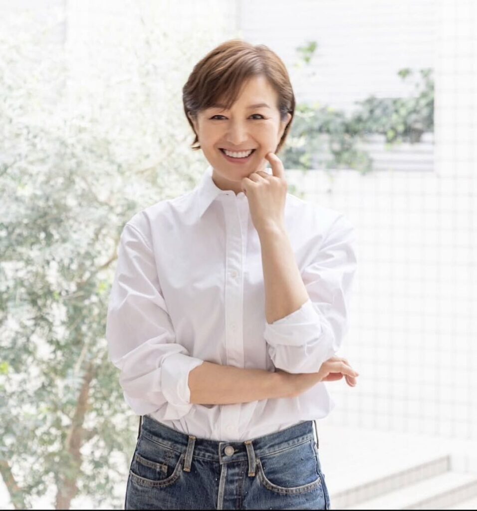 鈴木京香、リニューアルしたアーティスト写真に反響続々！白シャツ＆デニム姿に「とても素敵です」