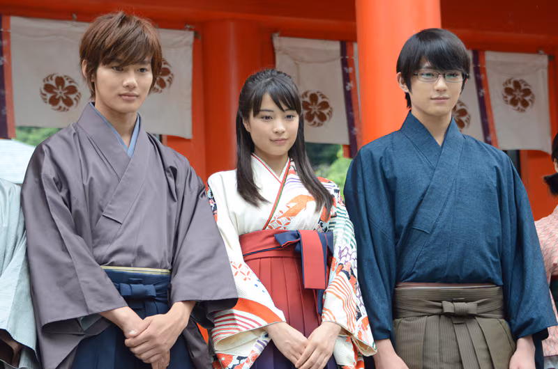 左から）真島太一役の野村周平、綾瀬千早役の広瀬すず、綿谷新役の真剣佑。 [画像ギャラリー 3/5] 