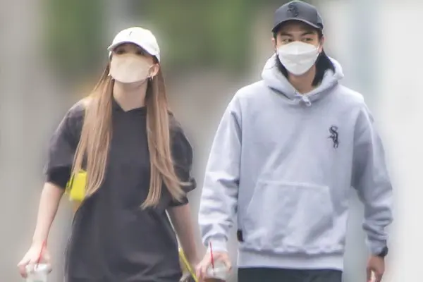 藤田ニコル 恋人と初2ショット撮！交際1年半、桜満開の散歩デート | 女性自身
