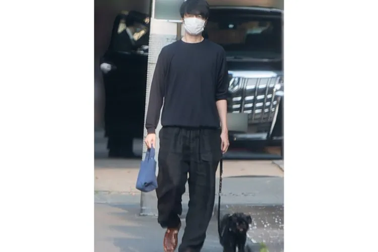 長谷川博己、体調不良で降板の鈴木京香の自宅に通う日々“ほぼ同棲状態”で京香の愛犬を散歩する姿も｜