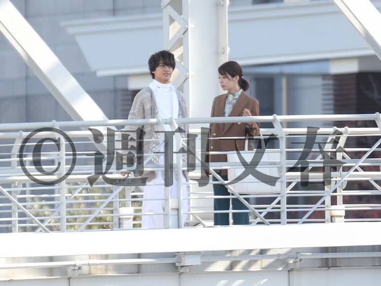 写真]《半同棲愛の証拠写真》「お忍びで一緒にライブに…」キンプリ髙橋海人(24)が有村架純(30)