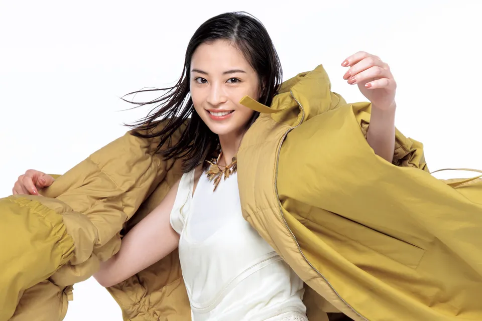 ファッションが大好き」広瀬すずさんが華麗に着こなすトップブランドの秋冬服 | 家庭画報.com