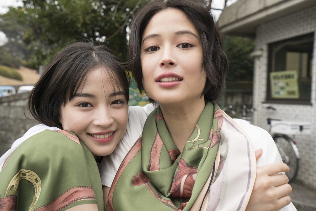 広瀬アリス＆広瀬すず、初の姉妹写真展から撮りおろし作品を一部解禁 展示内容、オリジナルグッズなど
