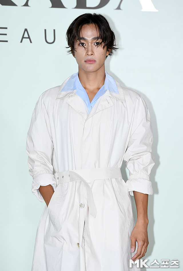俳優のホン·テジュンが11日午後、ソウル龍山区漢江で開かれた名品ブランド行事に参加し、フォトタイム