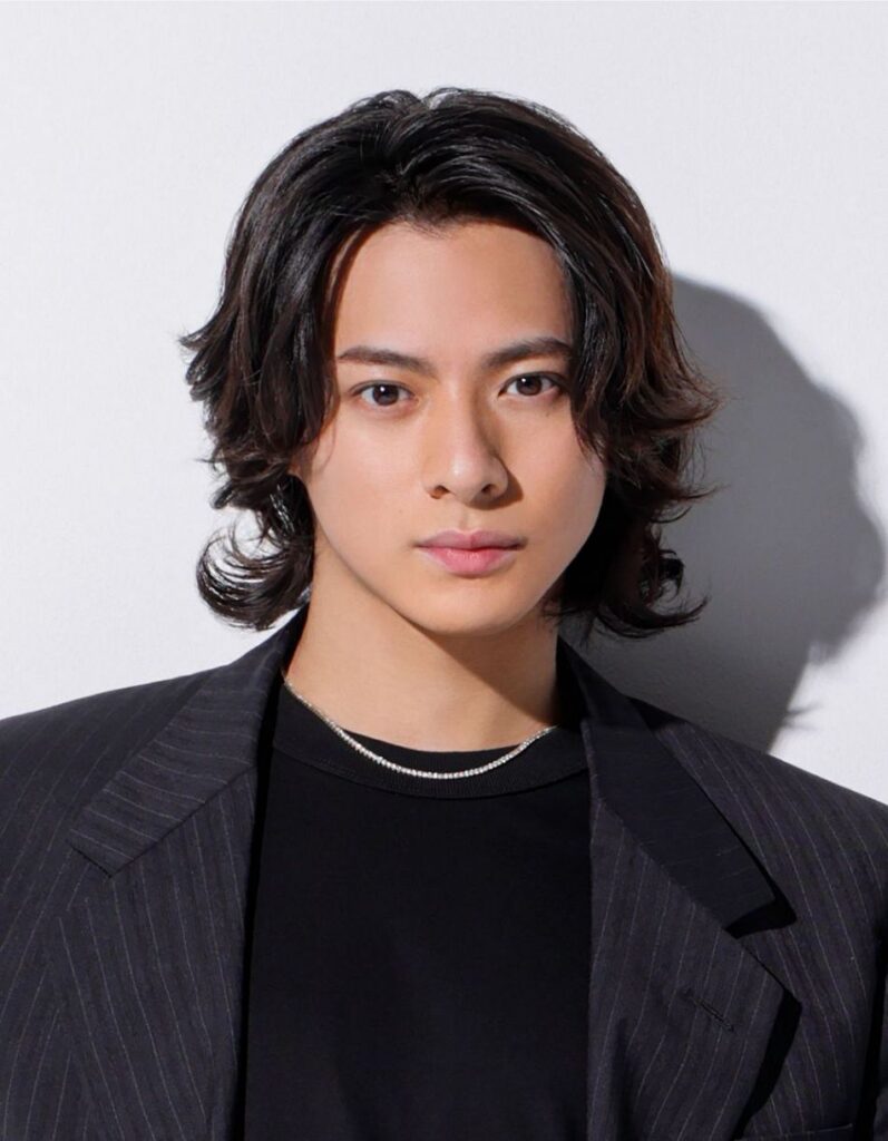 大量にどーぞ♡」平野紫耀の”銭湯スーツ”に「神秘的」「銭湯でスーツなんてギャップが大好き」