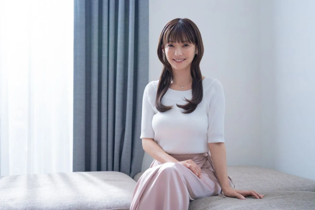 倉科カナ、撮影の合間は「笑いが絶えない現場です(笑)」＜情事と事情＞ | Lemino ニュース