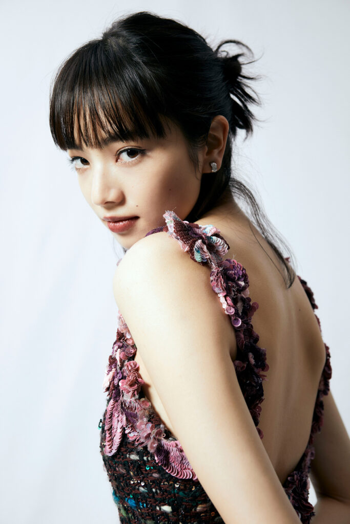 小松菜奈、日本アカデミー賞授賞式でシャネルのオートクチュールドレスを美しく纏う – SWITCH ONLINE