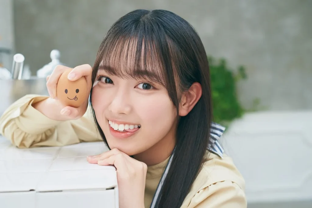 日向坂46清水理央、エプロン姿で舌ペロ&クッキーを“あーん” 4期生内でのポジションも語る