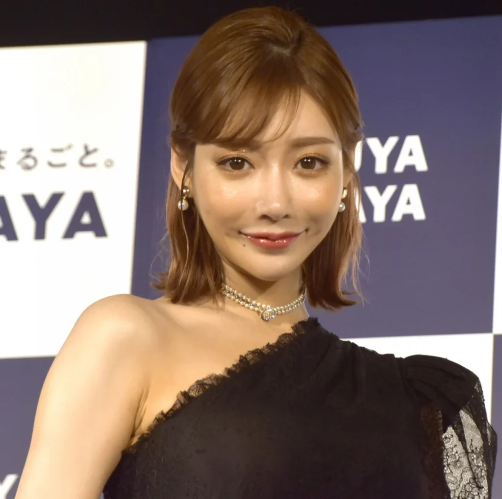 明日花キララ、カレンダーで旅行気分 来年の目標は“水着撮影”「露出も増やしたい」 | オリコンニュース（ORICON NEWS）