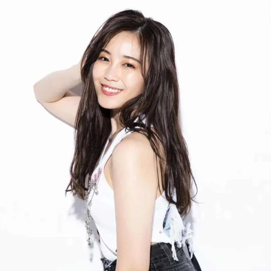 E-girlsメンバーリレーコラムvol.6】鷲尾伶菜「友だちと過ごす時間が“エナジー”の源」 | smart Web | 宝島社の雑誌「スマート」公式サイト