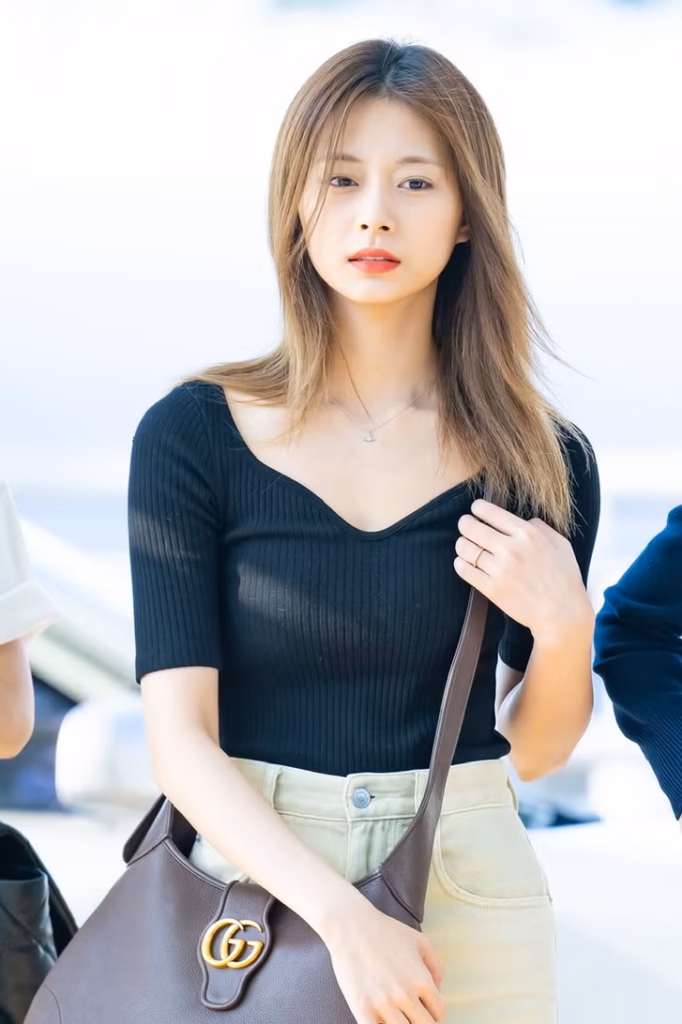 台湾の宝”、TWICE（トゥワイス）のビジュアル担当、ツウィのファッションまとめ | ELLE ［エル デジタル］
