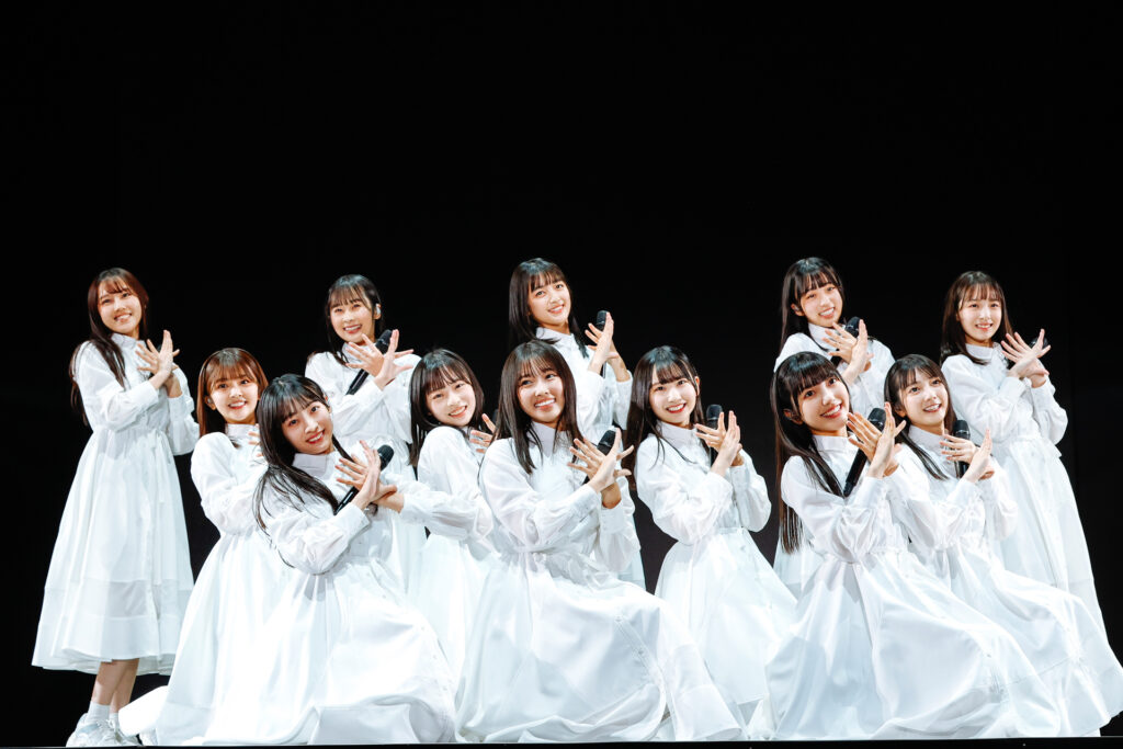 日向坂46、四期生12名がお披露目!「ブルーベリー&ラズベリー」でおひさま歓喜 | Liveen Times