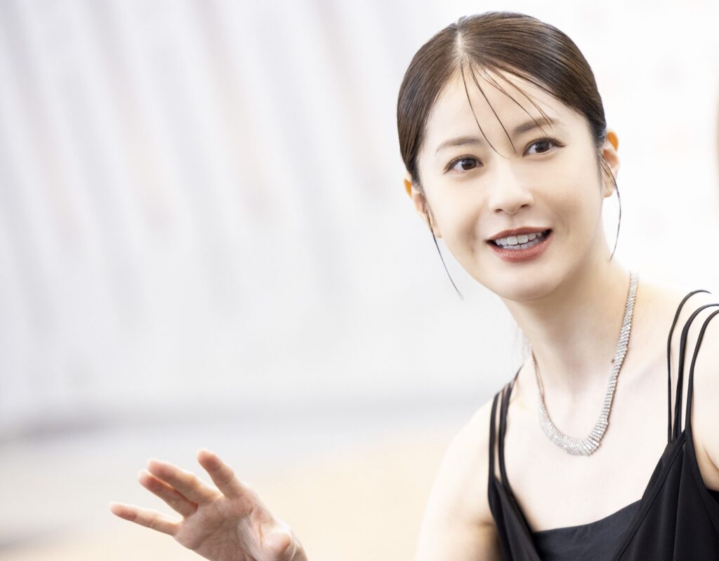 松本若菜さん「実はむくみやすいのにラーメンが好きで」知られざる素顔にギャップ萌えが止まらない！「運動習慣がないのになぜか続いている」ルーティンや多忙な中での密かな楽しみとは？｜OTONA SALONE
