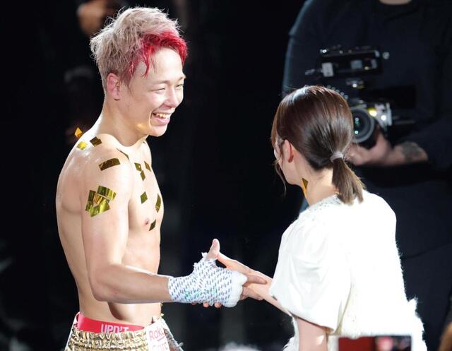2人とも本当に良い顔してる」熱い抱擁話題の武尊、川口葵夫妻、試合後の2ショットに反響