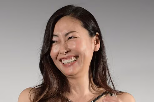 中山美穂さんの〝亡骸〟と親友芸人が対面「寝ている姿と変わらない」「脳がバグってる」 | 東スポWEB