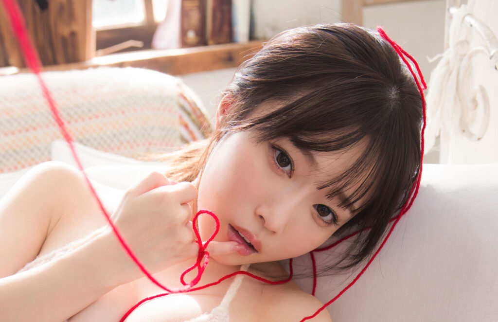 身長145cmの美ボディアイドル・岸みゆ、解散目前の#ババババンビでの担当色「赤」にこだわるグラビアを展開「毛糸まみれになったり」 | ニュース | Deview-デビュー
