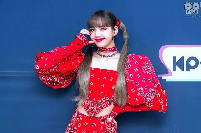 音楽番組レポ】世界的人気のガールクラッシュグループBLACKPINKのLISA！「SBS人気歌謡」でソロデビュー曲「LALISA」初披露―悪戯な紅い女神の降臨 – 韓スタ！