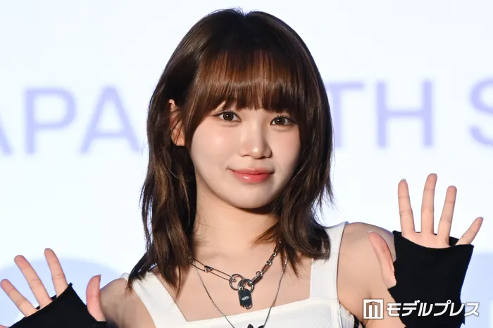 LE SSERAFIMチェウォン、ミニドレス×ロングブーツで圧巻美脚「SF映画のヒロインみたい」「ビジュアルが最高峰」と反響 - モデルプレス
